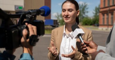 Unterhaltungsnachrichten und Promi-Updates