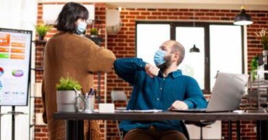 Schreibtisch Übungen gegen Rückenschmerzen