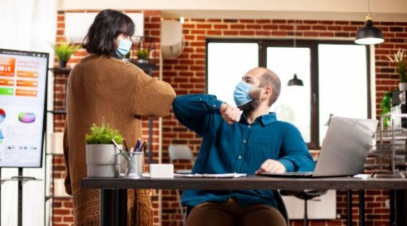 Schreibtisch Übungen gegen Rückenschmerzen